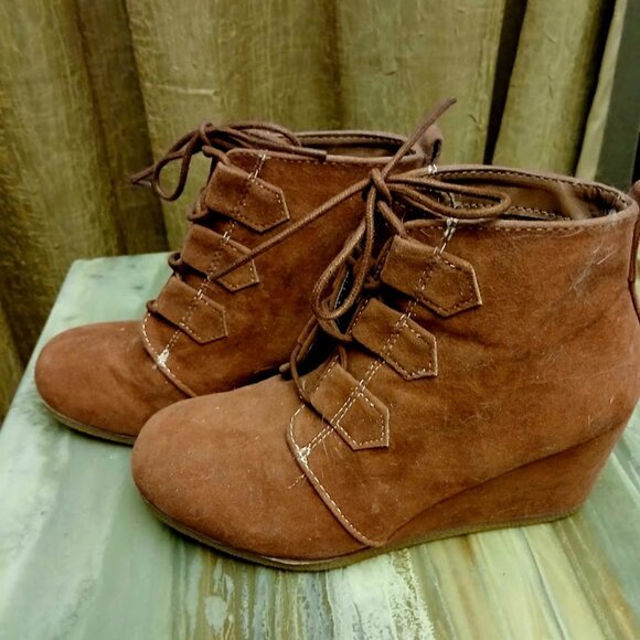 QUPID Sueded Wedge Booties 6 Red  Brown Lace up dressy casual modern shoes - Picture 6 of 6